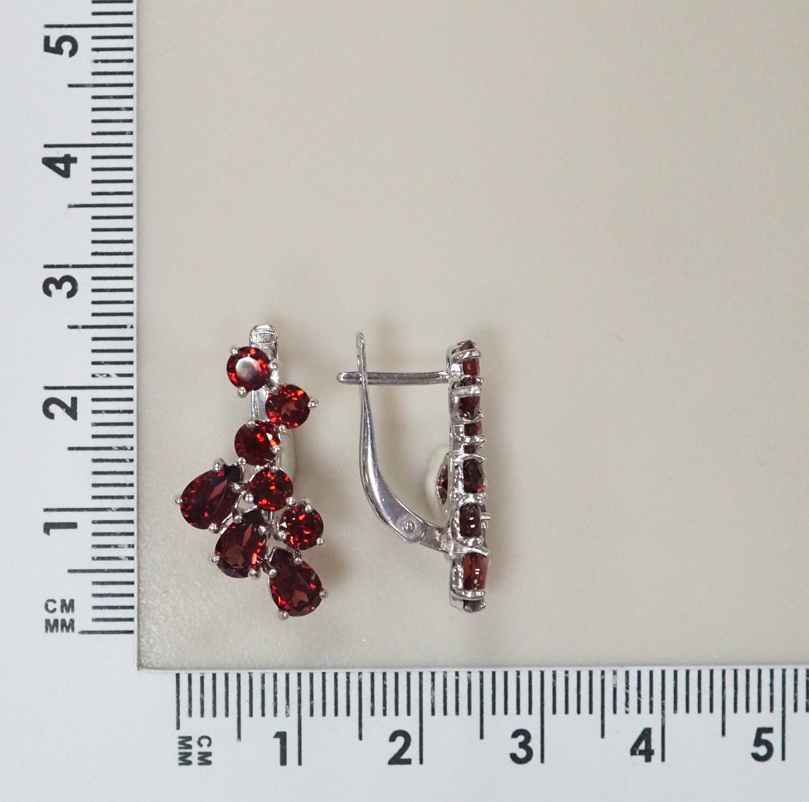 Серебряные серьги с гранатами